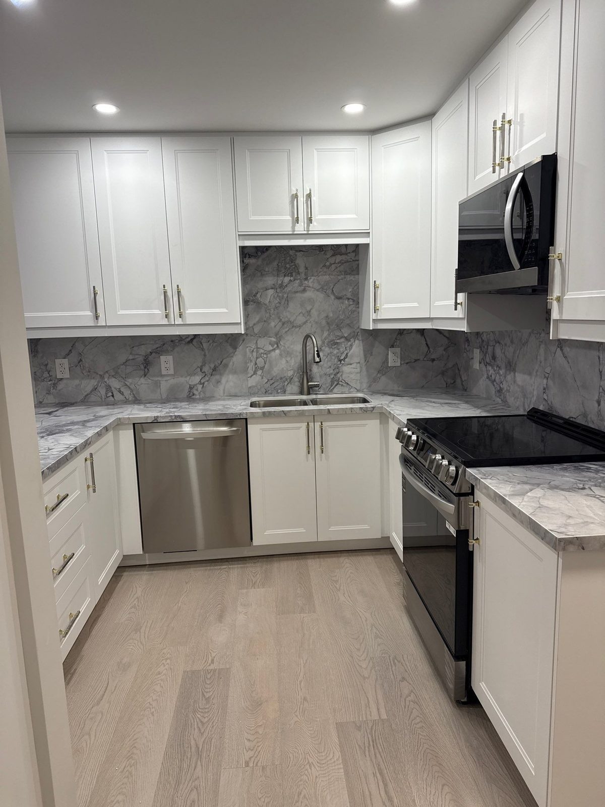 White shaker kitchen with dramatic marble backsplash